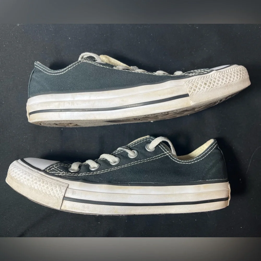 Converse Low Tops Shoes - Black & White - Women’s Size 6 & Men’s Size 4 - Picture 6 of 12